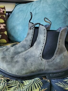 Lightly Worn Blundstones size 7.5 au 10.5 US women's